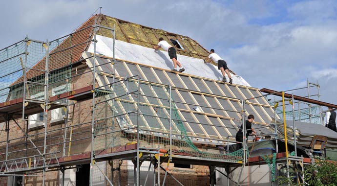 Die KfW-Bank fördert die Dachdämmung mit attraktiven Krediten.
