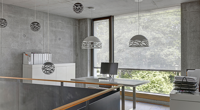 Trotz halbgeschlossenem Screen kommt noch genügend Tageslicht in die offene Galerie mit Arbeitsbereich. Gleichzeitig bleibt die Raumtemperatur angenehm.