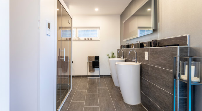 Badezimmer Musterhaus Weinsheim von STREIF Haus