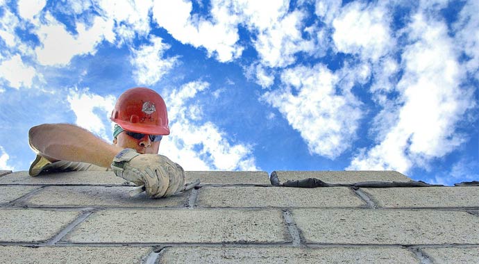 Symbolbild Maurer bei der Arbeit