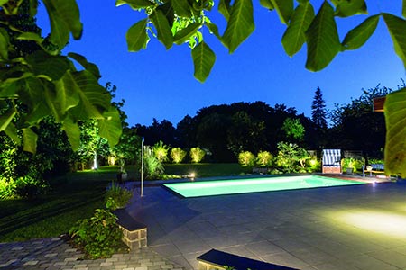 Symbolbild Garten bei Nacht Symbolbild Garten bei Nacht