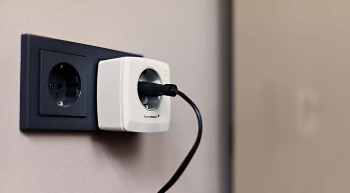 Smarte Zwischenstecker schalten Geräte und messen ihren Strombedarf. | Foto: eQ-3