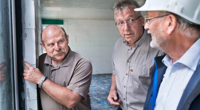 VQC-Sachverständiger im Gespräch mit Handwerker