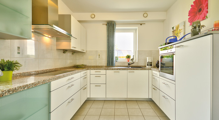 Helma Eigenheimbau Musterhaus bei Düsseldorf Küche