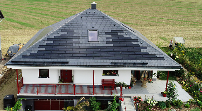 Schieferdach und Photovoltaik-Anlage
