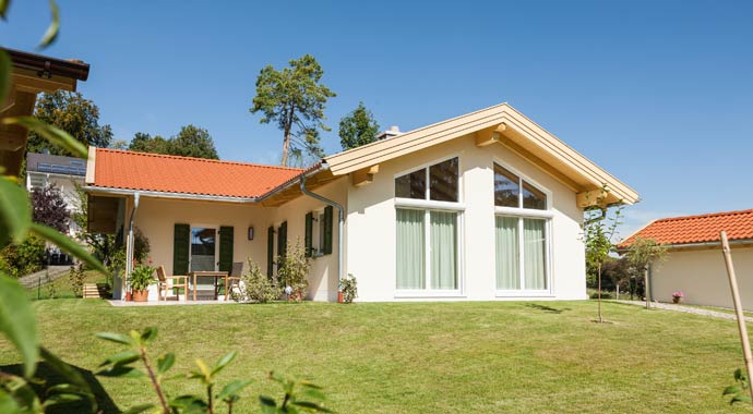 Außenansicht Architektenbungalow Brunnensee von Isartaler Holzhaus