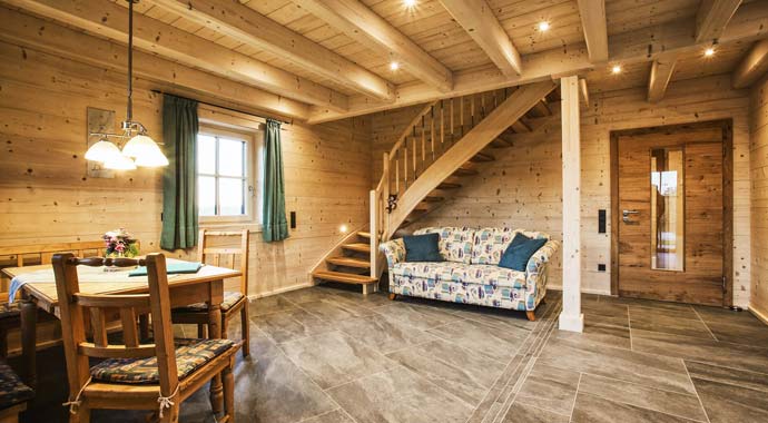 Wohnbereich Blockhaus Halfing von Chiemgauer Holzhaus