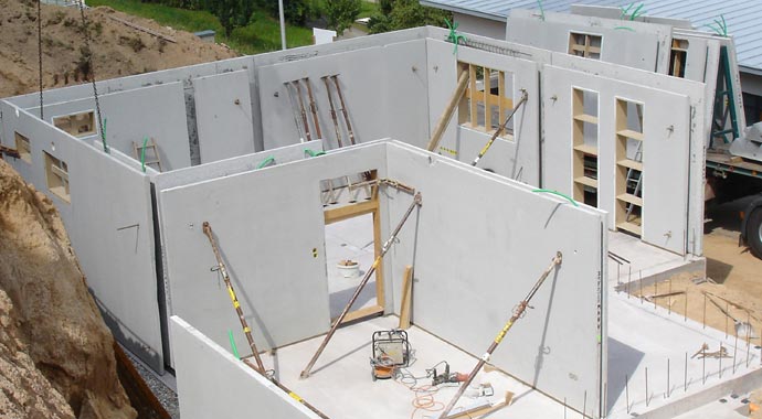 Montage eines Fertigkellers auf der Baustelle.