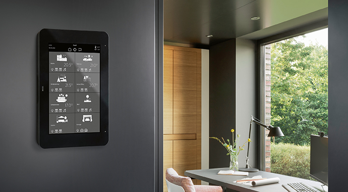 Mit intelligenter Gebäudesystemtechnik von JUNG lassen sich Funktionen im Gebäude sinnvoll automatisieren und der Kontakt mit Schaltern oder Bedienelementen auf ein Minimum reduzieren. | Foto: JUNG Mit intelligenter Gebäudesystemtechnik von JUNG lassen sich Funktionen im Gebäude sinnvoll automatisieren und der Kontakt mit Schaltern oder Bedienelementen auf ein Minimum reduzieren. | Foto: JUNG