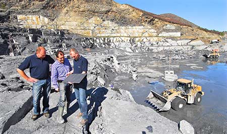 Qualitätskontrolle in einer Schiefer-Lagerstätte in Spanien