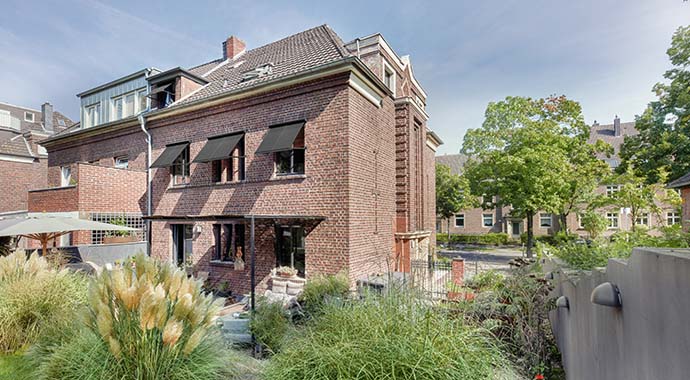 Automatisierter, außenliegender Sonnenschutz schützt Räume nachhaltig vor Überhitzung, weil er die Sonnenstrahlen vor dem Fenster abfängt.