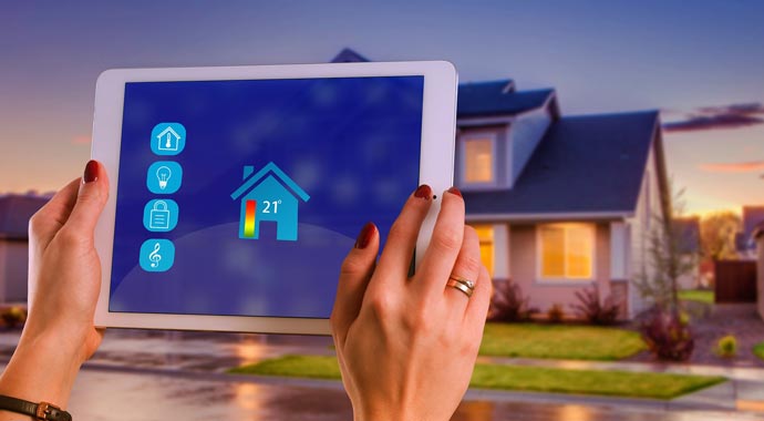 Symbolbild Tablet zur Smart-Home-Steuerung Symbolbild Tablet zur Smart-Home-Steuerung