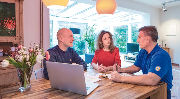 Handwerker im Beratungsgespräch