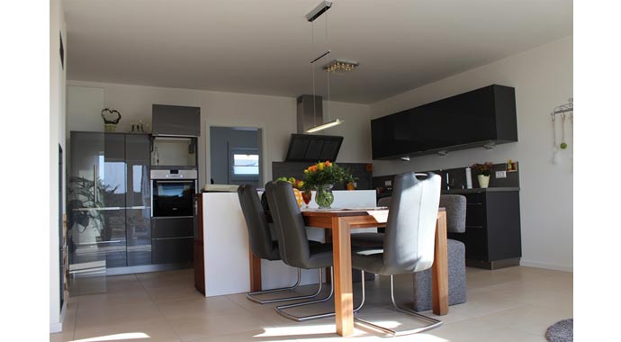 Town & Country Haus Musterhaus Winkelbungalow 108 Essbereich und Küche