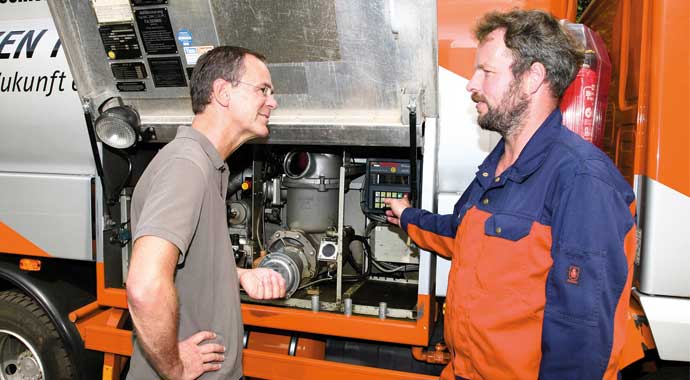 Kundengespräch vor <strong>Premiumheizöl</strong>-Tankwagen Kundengespräch vor Premiumheizöl-Tankwagen