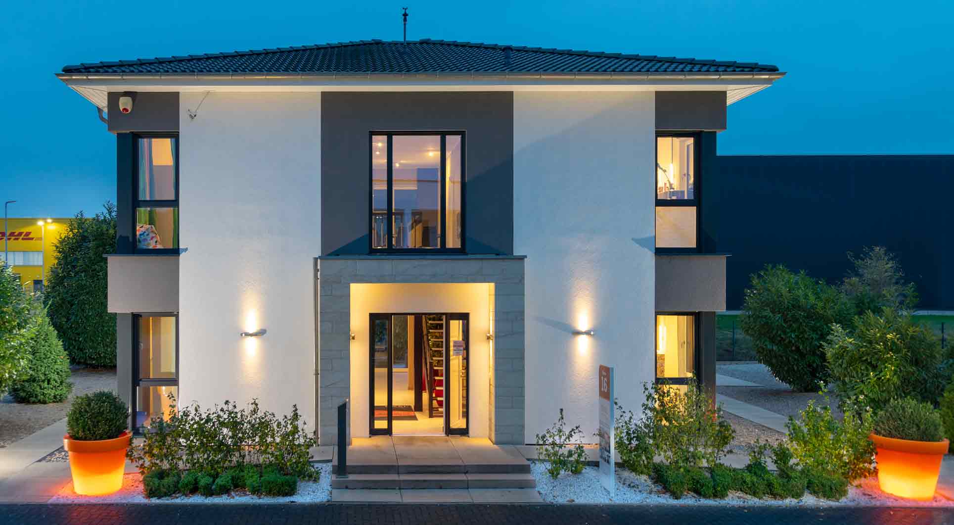 Musterhaus Köln-Frechen von Okal Haus Außenansicht nachts