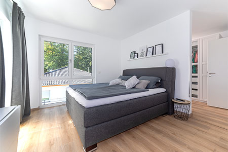 Schlafzimmer Stadtvilla mit Walmdach von HELMA Eigenheimbau AG