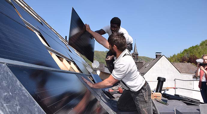 Handwerker montieren PV-Module | Foto: Rathscheck Schiefer