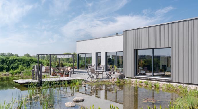 Außenansicht Familien-Bungalow im Grünen von WeberHaus