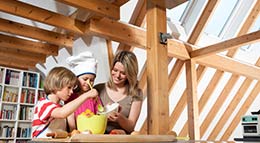 Hitzeschutz im Dachgeschoss Mutter mit Kindern beim Backen