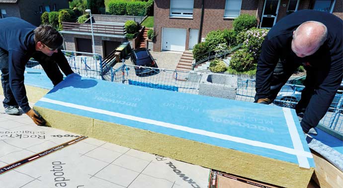 Dachdämmung mit Steinwolle-Dämmplatten mit extra harter Oberlage von Rockwool