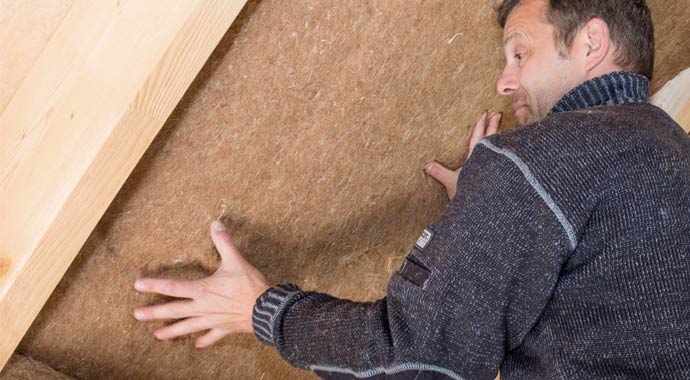 Einbau einer Zwischensparrendämmung aus ökologischen Dämmstoffen