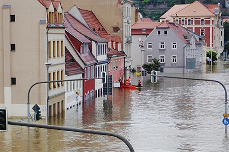 Straßenzug unter Hochwasser