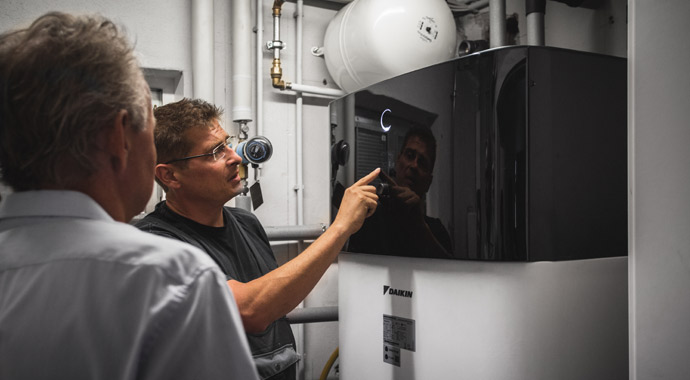 Handwerkergespräch zur neuen Wärmepumpe