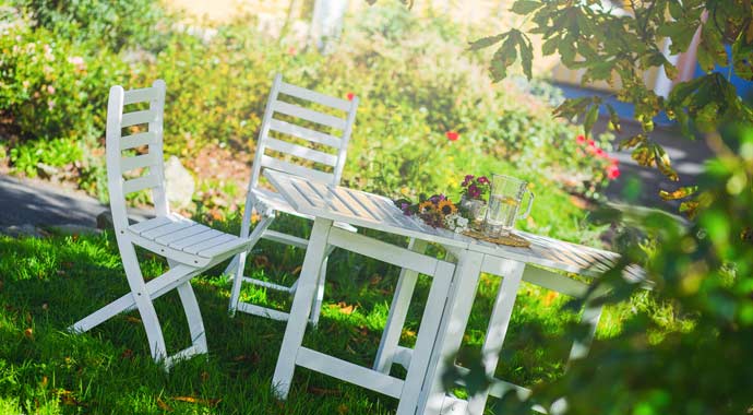 Gartenmöbel aufbereitet mit Aqua Holzlasur und Lack von Auro