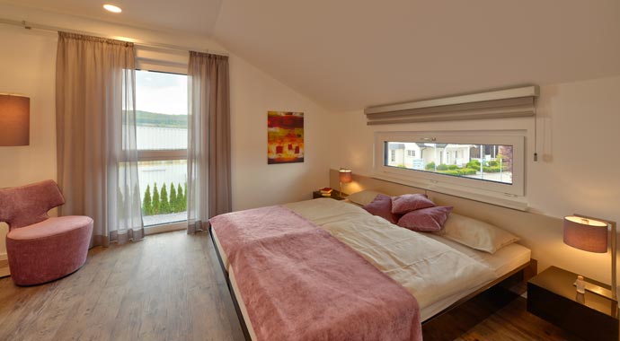 Schlafzimmer Musterhaus SUNSHINE 143 Mülheim-Kärlich von Living Haus
