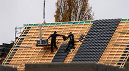 Dachdecker bei der Arbeit