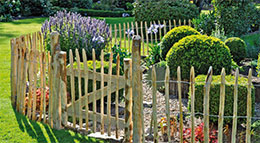 Ob Verkleidungen von Fassaden, als Zaunelement, Sicht- und Sonnenschutz oder beim Bau Carports und Gartenhäusern, das Rehau Rhombusprofil kann vielfältig eingesetzt werden.