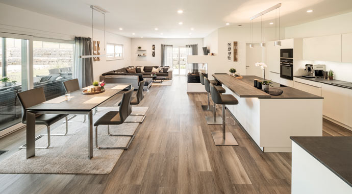 Essbereich frei geplantes Haus im Bauhausstil von FingerHaus