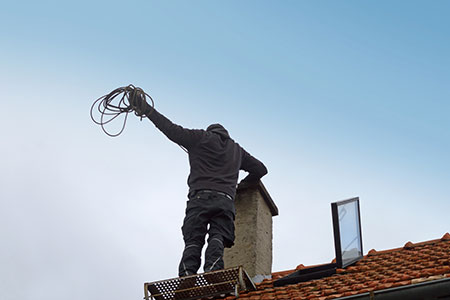Schornsteinfeger bei der Arbeit