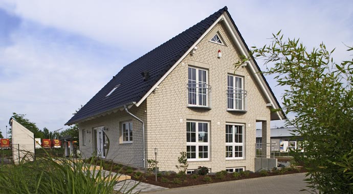 Helma Eigenheimbau Musterhaus bei Koblenz Außenansicht