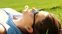 Symbolbild Frau beim Sonnenbaden