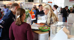 Beratungsgespräch auf einer Baumesse Beratungsgespräch auf einer Baumesse