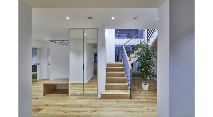 Eingangsbereich und Treppe Musterhaus Günzburg von Fertighaus Weiss