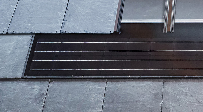 Schieferdach und Photovoltaik-Anlage