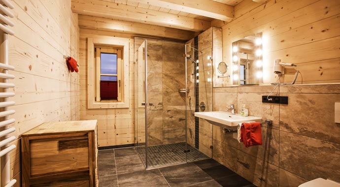 Badezimmer Blockhaus Halfing von Chiemgauer Holzhaus