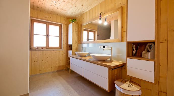 Badezimmer Bräundl’s Dohoim auf’m oberbayerischen Land von holzius