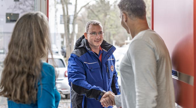 Handwerker beim Beratungsgespräch Handwerker beim Beratungsgespräch