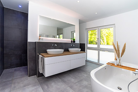 Badezimmer Stadtvilla mit Walmdach von HELMA Eigenheimbau AG