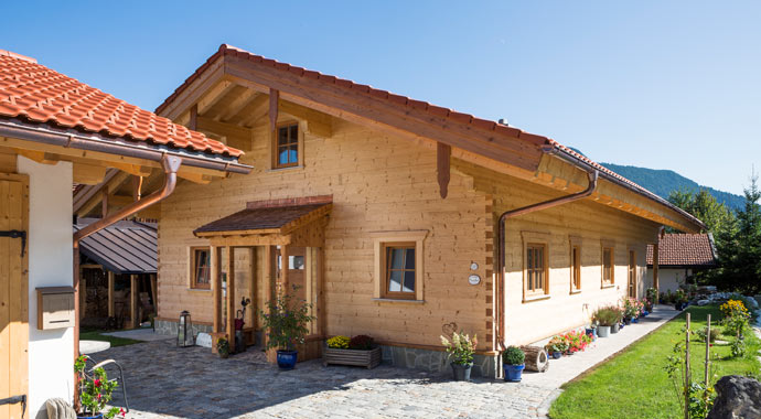Außenansicht Blockhaus Allgäu von Chiemgauer Holzhaus
