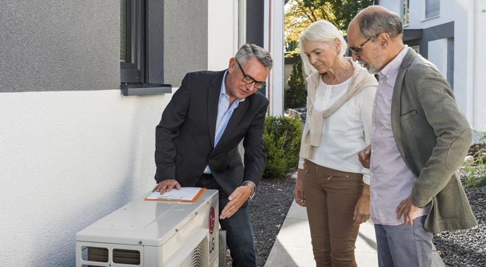 Kundengespräch zu einer neuen Luft-Wärmepumpe