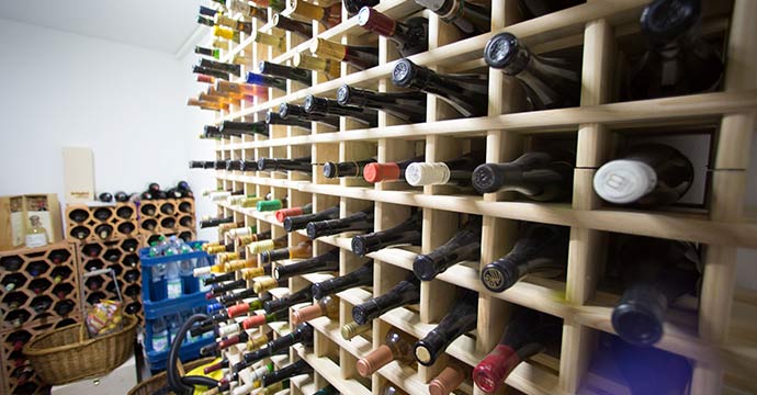 Vorratskeller mit Getränkekisten und großem Weinregal