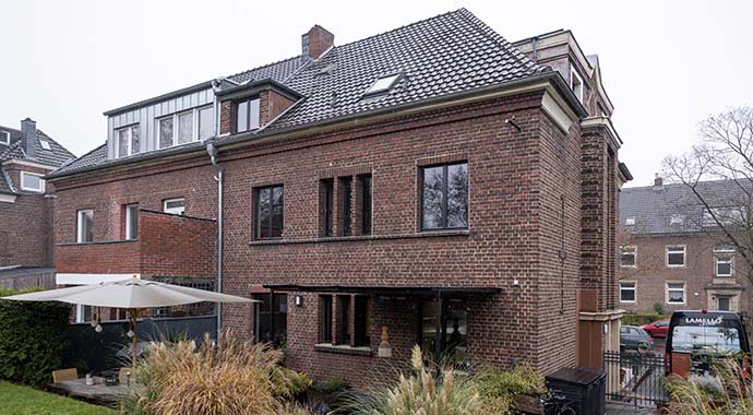 Die Modernisierung ist abgeschlossen, Sonnenschutz war nicht eingeplant und der erste Sommer heizt die Räume stark auf. Kein Problem, denn Sonnenschutz kann jederzeit mit überschaubarem Aufwand nachgerüstet werden – auch wenn er intelligent gesteuert werden soll. | Foto: WAREMA Die Modernisierung ist abgeschlossen, Sonnenschutz war nicht eingeplant und der erste Sommer heizt die Räume stark auf. Kein Problem, denn Sonnenschutz kann jederzeit mit überschaubarem Aufwand nachgerüstet werden – auch wenn er intelligent gesteuert werden soll. | Foto: WAREMA