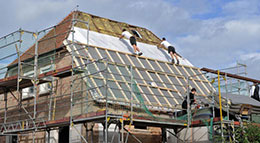 Die KfW-Bank fördert die Dachdämmung mit attraktiven Krediten.