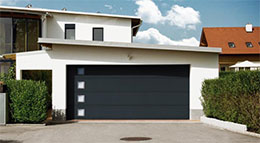 Das Garagensektionaltor „Superior+ 42“ von Normstahl kann passend zum Wohnambiente ausgesucht werden.