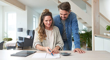 Pärchen bei Planung der Baufinanzierung Pärchen bei Planung der Baufinanzierung